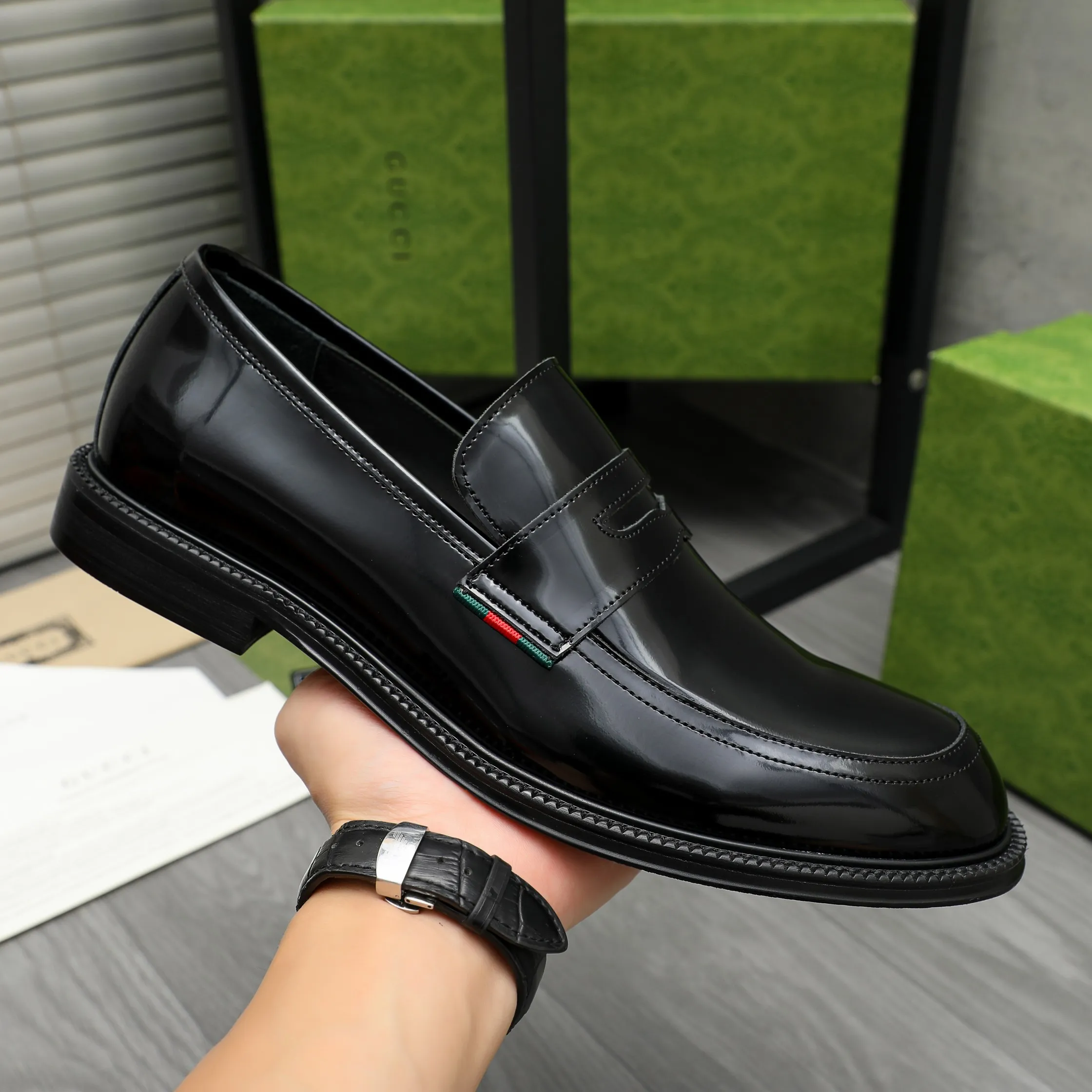 Men's shoes 💰500 Product trademark: GUCCI "Gucci" business slip-on leather shoes Regular size: 38-44 (45.46 custom-made, non-returnable) Product materials: Selected lacquered cowhide upper, cowhide lining, original rubber outsole